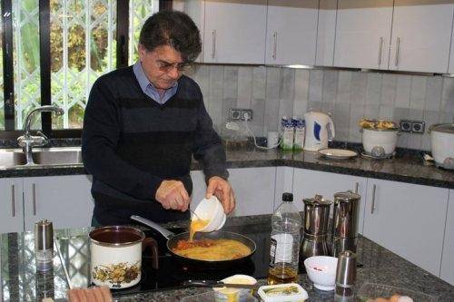 محمدرضا شجریان درحال آشپزی / عکس