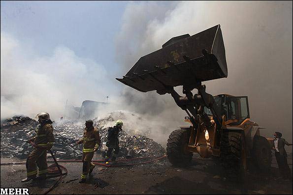 گزارش تصویری/ آتش سوزی انبار 10 هزار متری در دولت آباد -5