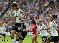 عصر یکشنبه (۲۶ ژوئن) استادیوم المپیک برلین شاهد برگزاری مراسم افتتاحیه جام جهانی فوتبال زنان و انجام نخستین دیدار تیم میزبان بود. زنان ملی‌پوش آلمان در این پیکار توانستند حریف خود، کانادا را با نتیجه ۲ بر یک شکست دهند.
