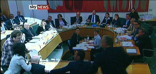 حمله به روپرت مرداک در جلسه پاسخگویی به پارلمان انگلیس/عکس