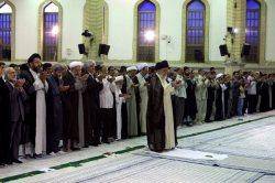 اقامه نماز ظهر و عصر در ايام ماه مبارك رمضان به امامت رهبر انقلاب