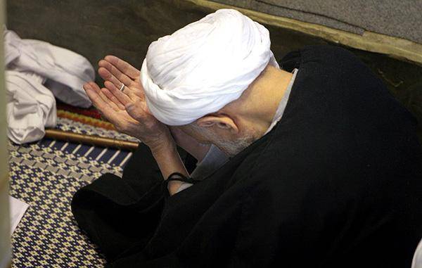 عکس/ نماز نافله آیت الله بهجت