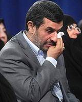 گریه و خنده احمدی‌نژاد در مراسم فعالان عرصه زنان/ تصاویر