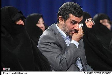 گریه و خنده احمدی‌نژاد در مراسم فعالان عرصه زنان/ تصاویر