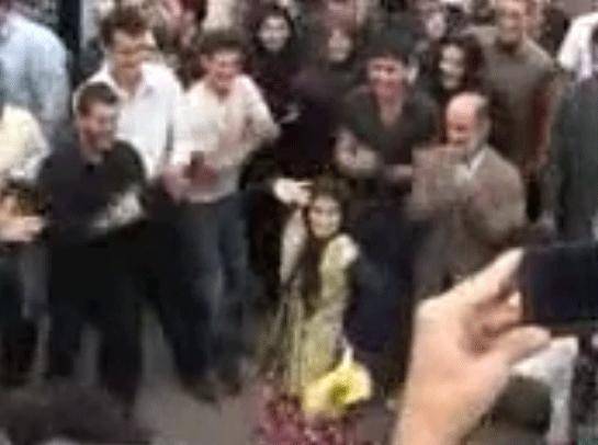 واكنش به  انتشار فیلم رقص پیرزن رشتی در استقبال از احمدی نژاد در اینترنت