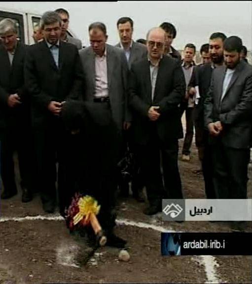 تصاویر/کلنگ زنی خانم وزیر!