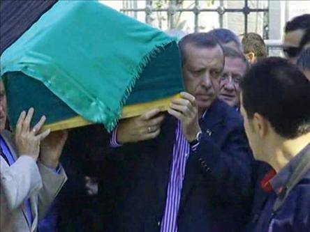 مادر رجب طیب اردوغان امروز به خاک سپرده شد