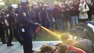 'برخورد' با دو پلیس استفاده کننده از گاز فلفل علیه دانشجویان
