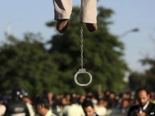 ۱۲ نفر در شیراز اعدام شدند؛ پنج تن در ملاء‌عام، هفت تن در زندان