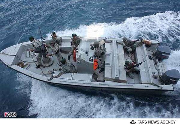 عملیات اسارت 12 دزد دریایی توسط نیروی دریایی ارتش (عکس)