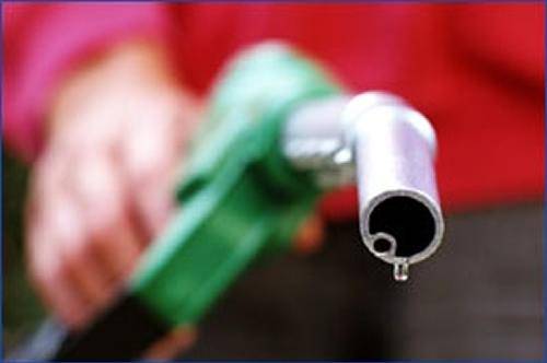 مجلس و دولت بر افزایش قیمت بنزین تاکید دارند/ احتمال تصویب بنزین هزار تومانی