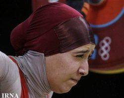 وزنه بردار زن تونسی با پوشش كامل در رقابت ها شركت كرد