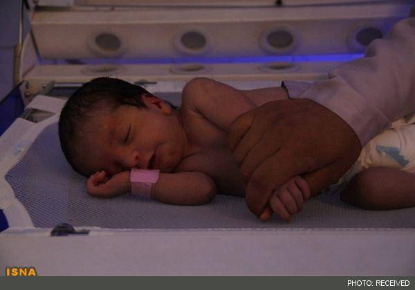 نوزادي كه ساعاتي پس از زلزله در ورزقان متولد شد (عکس)  (۱۰ نظر)