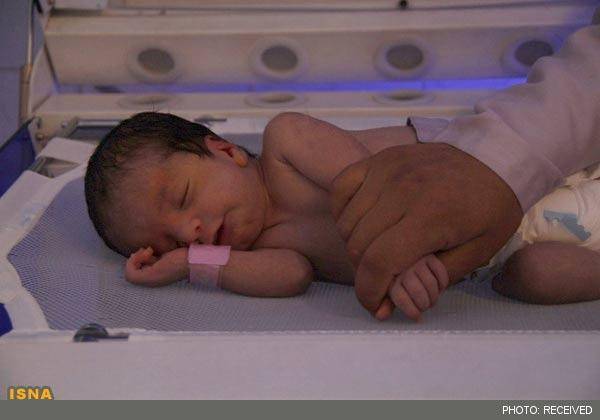تصاویر نوزادی که پس از زلزله در ورزقان متولد شد