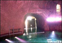 غار زیر زمینی پدرخوانده در سواحل ایتالیا/ برلوسکونی همچنان خبر ساز است