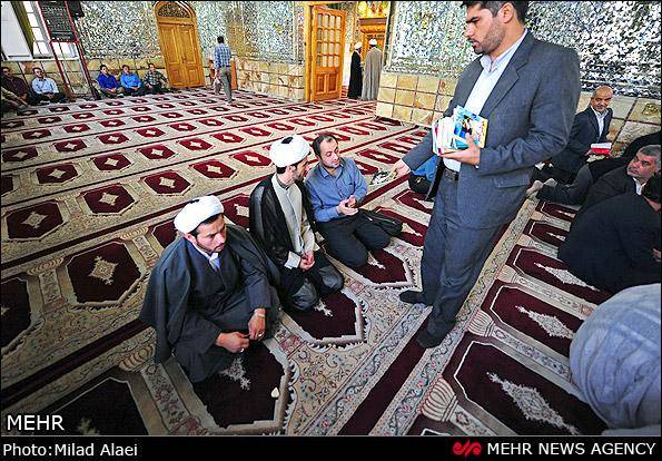 گزارش تصویری / غبار روبی مزار شهدا در امامزاده محمد (ع)