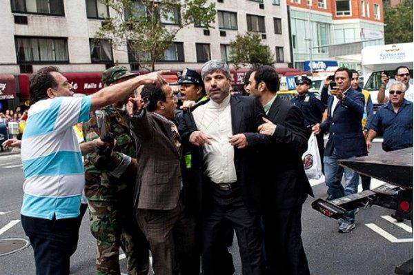 درگیری رامین مهمانپرست با جمعی از تظاهر کنندگان ایرانی در نیویورک‎ (ویدئو +18)