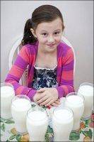 دختری که برای زنده ماندن باید روزی سه لیتر شیر بنوشد