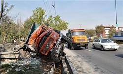 برخورد کامیون با پل عابر پیاده/جاده خاوران مسدود شد