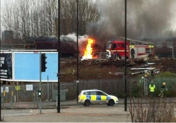 یک قطار در انگلیس از ریل خارج شد و آتش گرفت (+عکس)