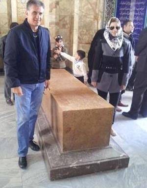 عکس/کی‌روش و همسرش بر مزار سعدی