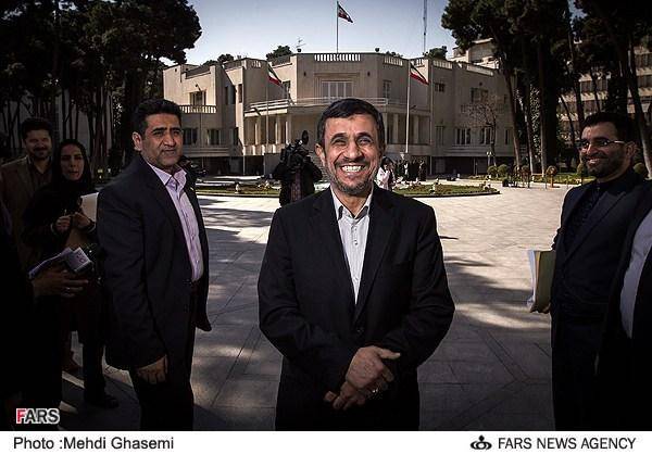 لبخند احمدی‌نژاد به دوربین/عکس