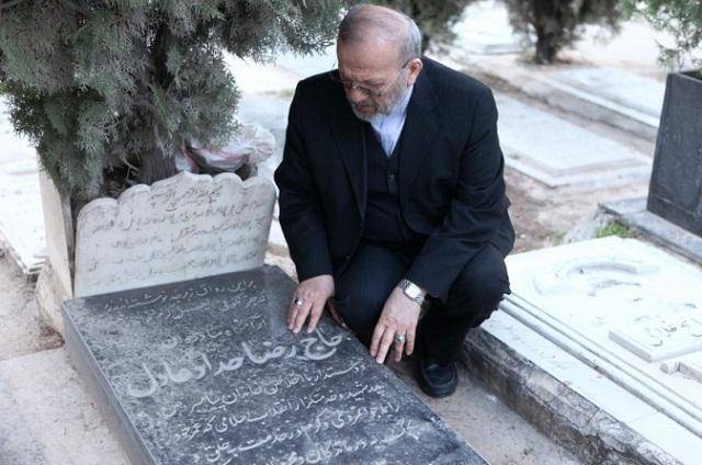 متکی بر مزار پدر حدادعادل (عکس)