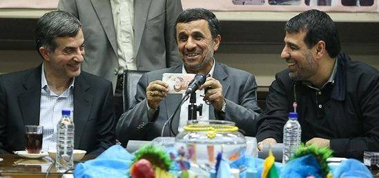 تصویر : عیدی مشایی به احمدی نژاد