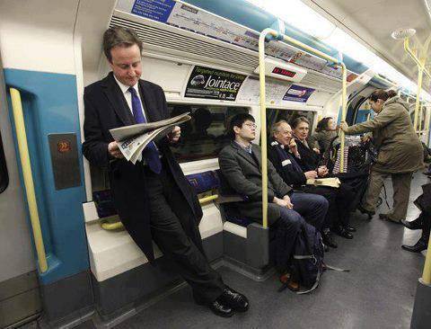 نخست وزیر بریتانیا در مترو (عکس)