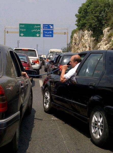 قلیان کشیدن دراوج ترافیک!/عکس