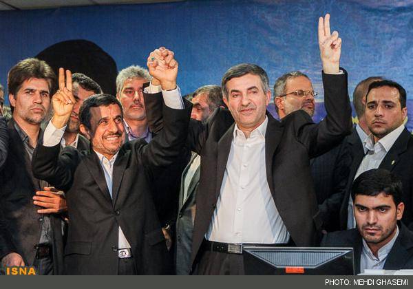 احمدی نژاد و مشایی هنگام ثبت نام ریاست جمهوری (عکس)