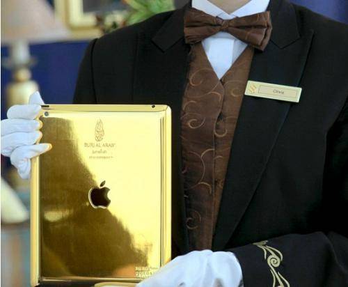 موقع پذیرش در این هتل، گرفتن یک آیپد با بدنه طلا عادی است! (+عکس)