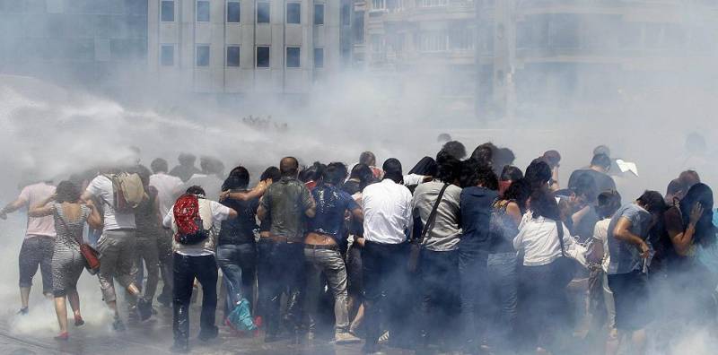 پلیس عقب نشینی کرد، معترضان در میدان تقسیم استانبول جمع شدند