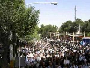 تشییع پیکر آیت‌الله طاهری به راهپیمایی ضد حکومتی مبدل شد + فیلم