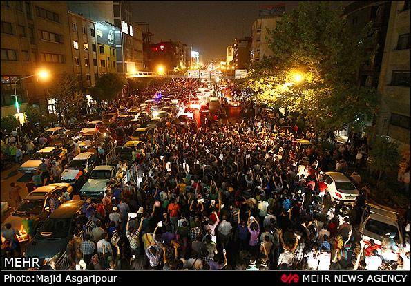 جشن های خیابانی در شهرهای مختلف پس از اعلام پیروزی حسن روحانی (+عکس)