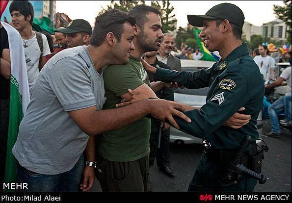 ویدئو/ شادی مردم در صعود ایران به جام جهانی: نیروی انتظامی سبز تو هم قشنگه + عکس