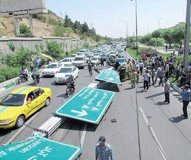 سقوط تابلو در بزرگراه امام‌علي(ع) + عكس