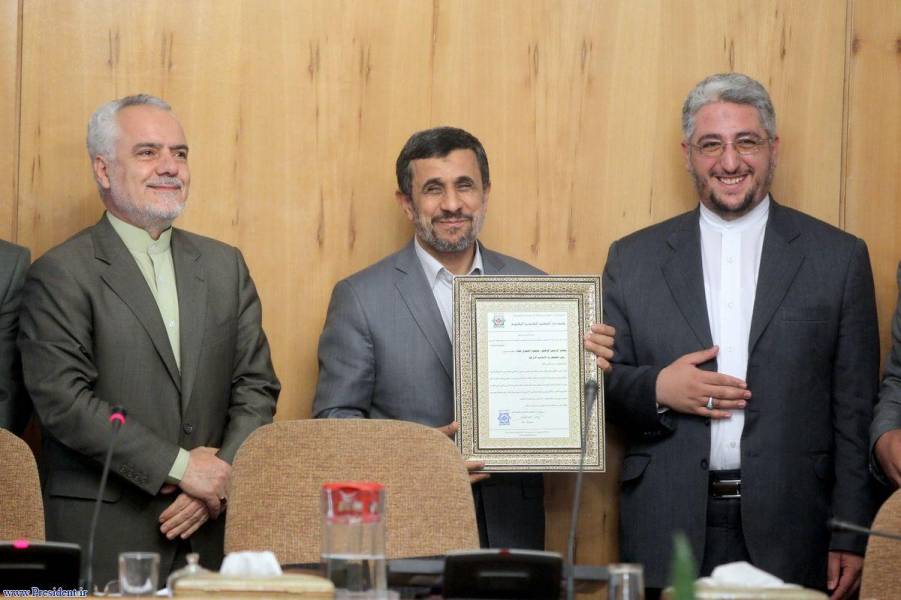واکنش دفتر آیت‌الله سیستانی به اهدای دکترای تازه به احمدی‌نژاد