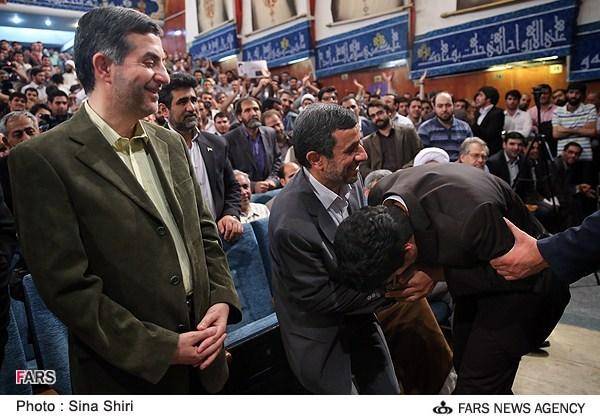 حاشیه‌های همایش "سوم تیر": از شهادتین مجری تا بوسیدن دست احمدی نژاد و گریه حضار (عکس)