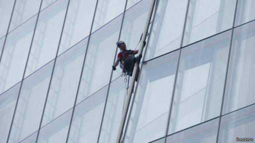  طرفداران محیط زیست از ساختمان شارد لندن بالا می‌روند