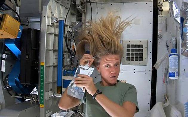 شستن موی سر در فضا(+عکس)