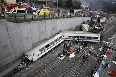 77 کشته و 131 زخمی در حادثه قطار مسافربری در اسپانیا (+عکس)
