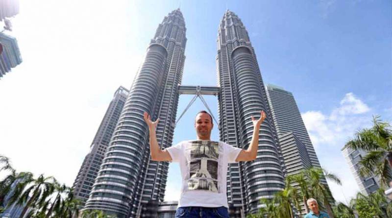 عکس هاي يادگاري بازيکنان بارسا با برج هاي دوقلو مالزي