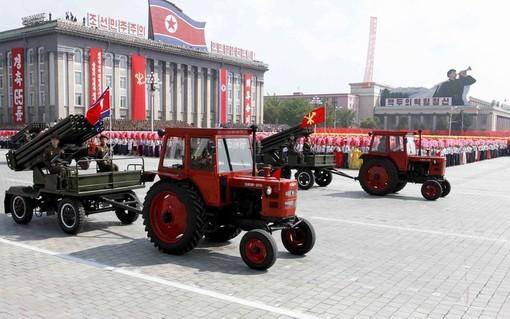 حمل موشک با تراکتور در کره شمالی/عکس