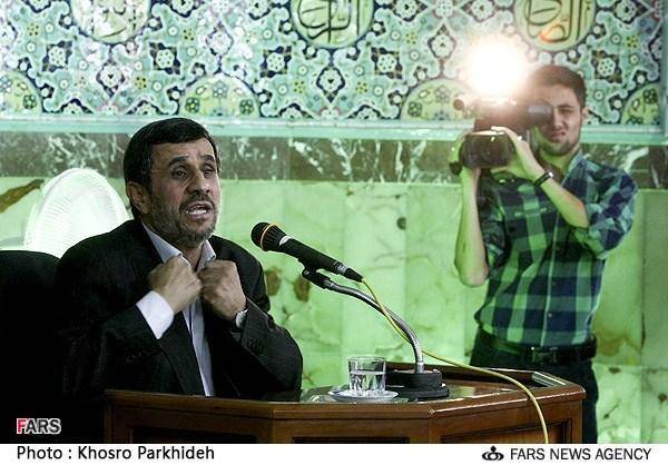 مشت های احمدی نژاد در نارمک/عکس