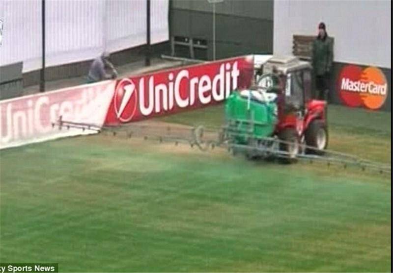 عکس/ رنگ زدن چمن فوتبال با اسپری