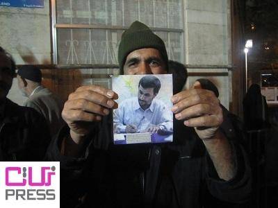 یادگاری احمدی‌نژاد برای یك پیرمرد/عكس