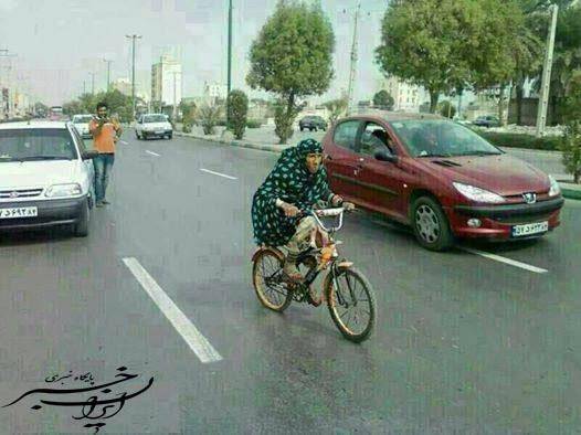 کار عجیب زن مازندرانی در خیابان/عکس