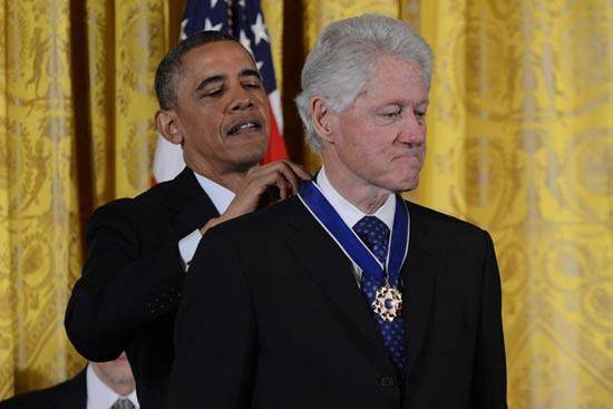 مدالی که اوباما به کلینتون داد/عکس