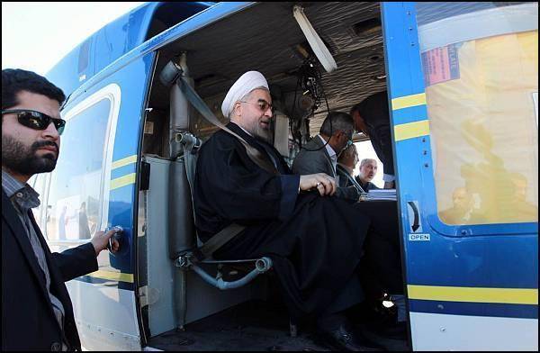 روحانی در هلی‌کوپتر/عکس